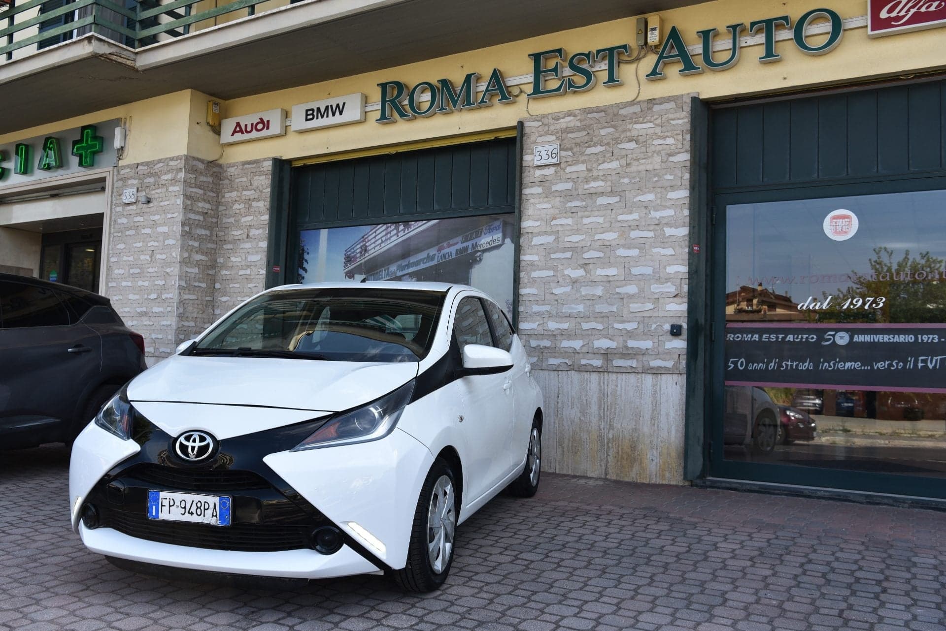 Toyota Aygo Aygo 1.0 x-play m-mt 51 Kw 69 cv — foto 1 di 16 · Roma Est Auto