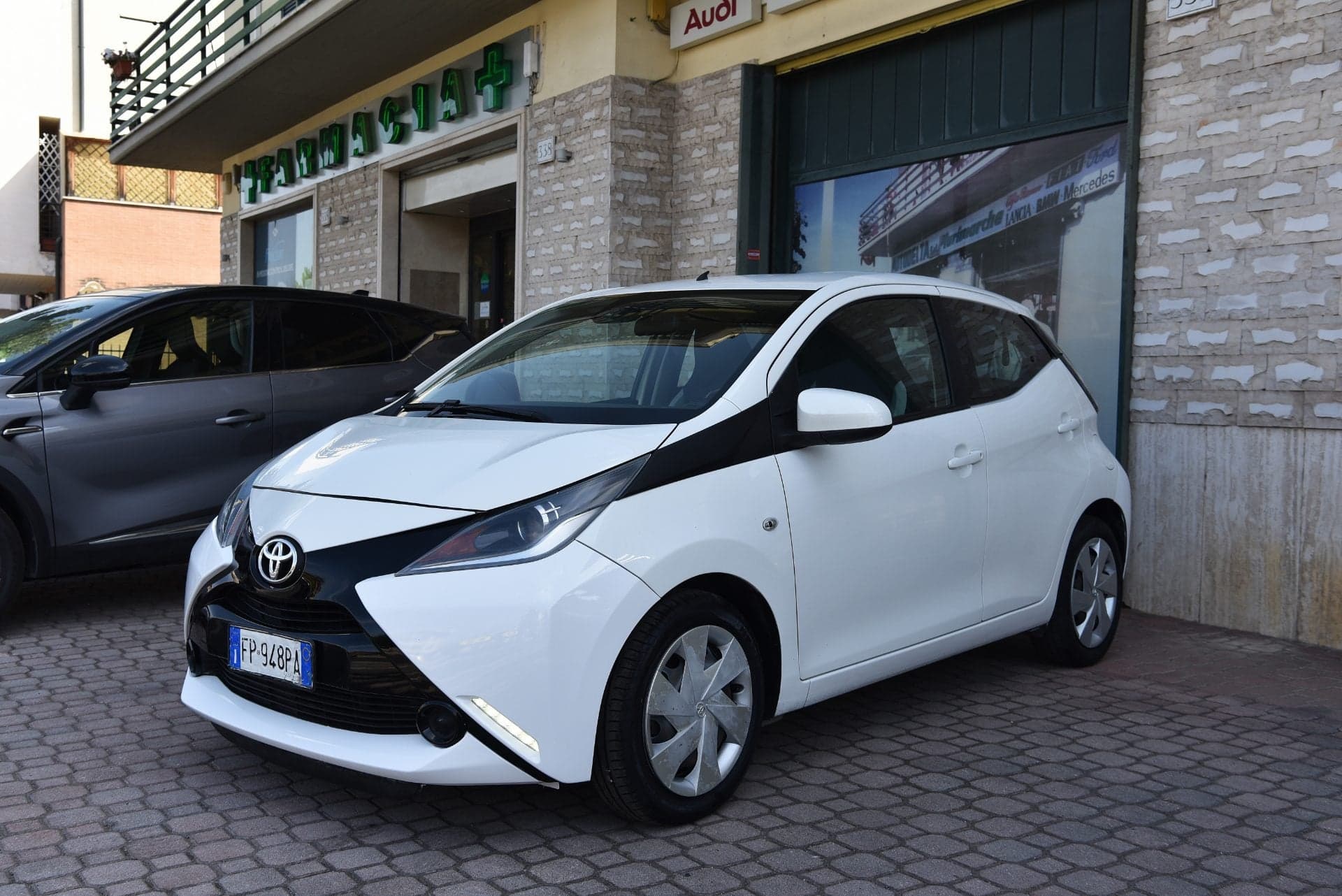 Toyota Aygo Aygo 1.0 x-play m-mt 51 Kw 69 cv · miniatura foto 2