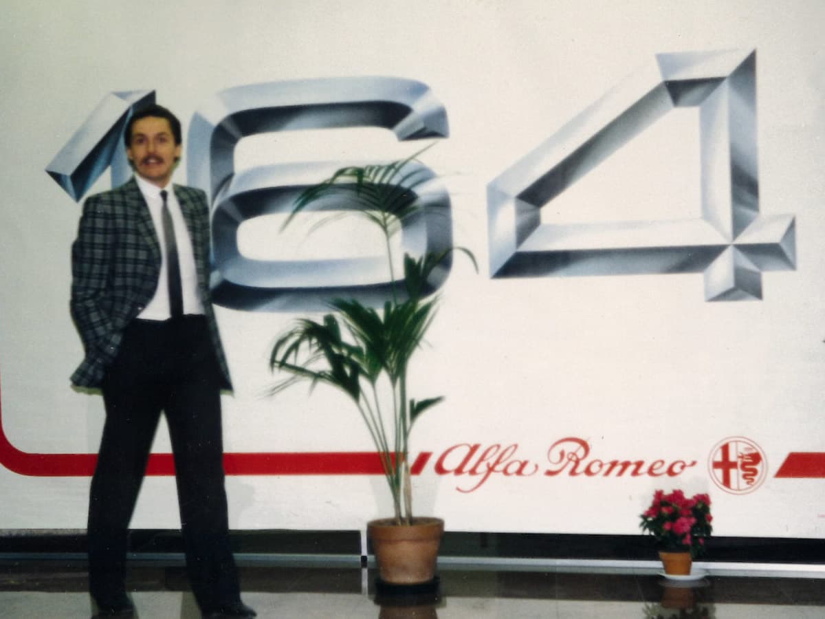 In showroom davanti all'Alfa 164